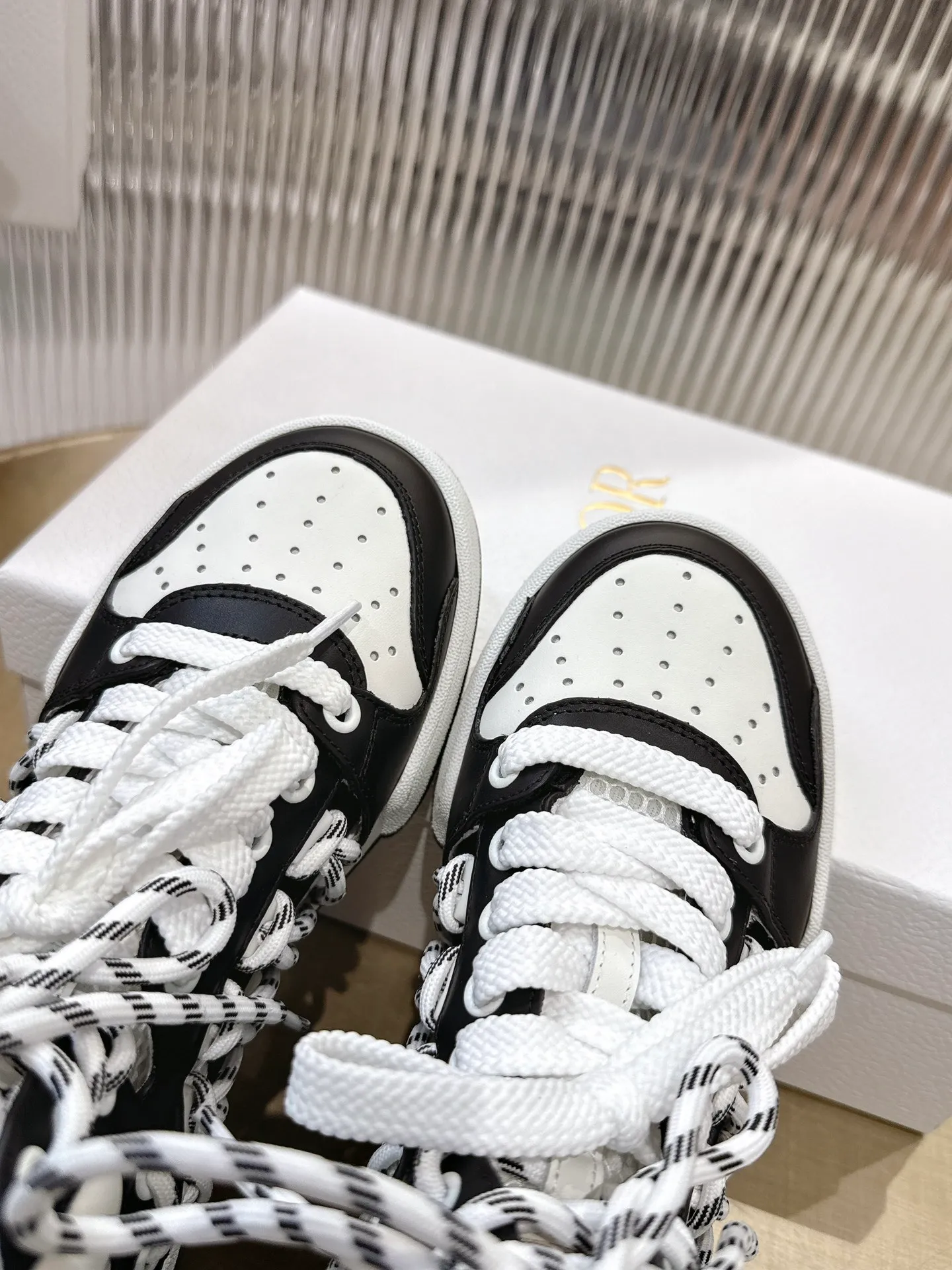 👟👟Ex-factory price 740👟👟 (Top version) Couple model Dior, C’est 25 new college style casual fashion high-top sneakers, showing eye-catching and fashionable style. Carefully crafted, the hollow design on the side of the upper is super fashionable, and the details also add a touch of elegance. The lightweight two-tone sole offers exceptional comfort and sporty style. Can add a stylish touch to any casual look. The tongue and sole are decorated with the Christian Paris logo, and the cowhide design is styled. Women's size 35-44